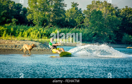 Divertimento acqua e kiteboarding in Ada Bojana, Montenegro, con un cane che corre intorno a Foto Stock