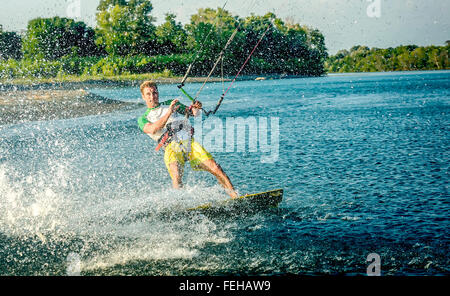 Divertimento acqua e kiteboarding in Ada Bojana, Montenegro Foto Stock