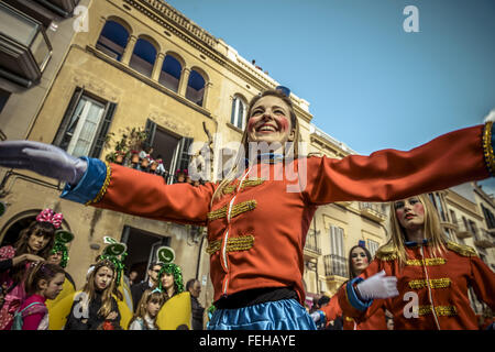 Sitges, Catalogna, Spagna. 7 febbraio, 2016. Un giovane reveler balli in strada durante i bambini sfilata di carnevale a Sitges. © Matthias Oesterle/ZUMA filo/Alamy Live News Foto Stock