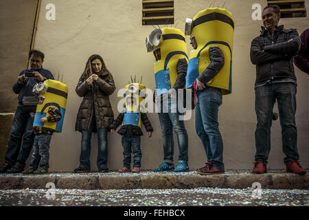 Sitges, Catalogna, Spagna. 7 febbraio, 2016. Una famiglia vestita di self-made Mignon costumi seguire i bambini sfilata di carnevale a Sitges © Matthias Oesterle/ZUMA filo/Alamy Live News Foto Stock