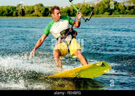 Divertimento acqua e kiteboarding in Ada Bojana, Montenegro Foto Stock