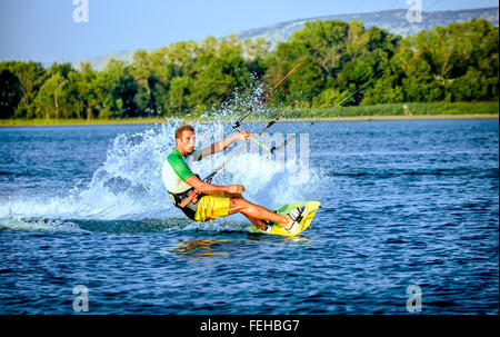 Divertimento acqua e kiteboarding in Ada Bojana, Montenegro Foto Stock