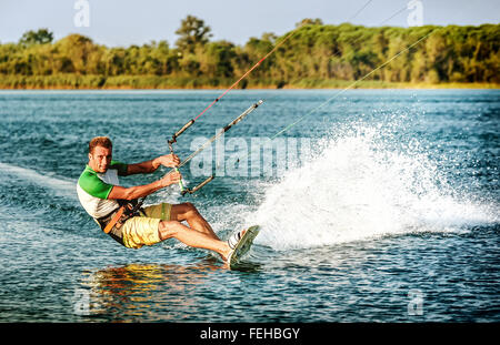 Divertimento acqua e kiteboarding in Ada Bojana, Montenegro Foto Stock