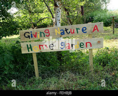 Bambini rustico del segno "dando la natura di un giardino di casa' su una riserva naturale in Somerset. Foto Stock