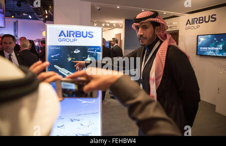 Riad in Arabia Saudita. 03Feb, 2016. La gente guarda presenta al Airbus stand nel padiglione tedesco presso il festival Al-Jenadriyah di Riad, in Arabia Saudita, 03 febbraio 2016. La Germania è un paese ospite a due settimana culturale e heritage festival svoltasi nei pressi di Riad. Foto: MICHAEL KAPPELER/dpa/Alamy Live News Foto Stock