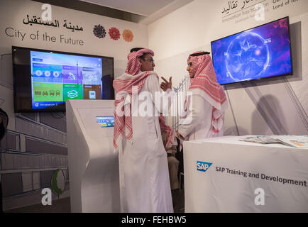 Riad in Arabia Saudita. 03Feb, 2016. Le persone guardano in mostra presso lo stand della società di software SAP nel padiglione tedesco presso il festival Al-Jenadriyah di Riad, in Arabia Saudita, 03 febbraio 2016. La Germania è un paese ospite a due settimana culturale e heritage festival svoltasi nei pressi di Riad. Foto: MICHAEL KAPPELER/dpa/Alamy Live News Foto Stock