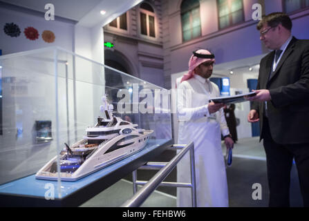 Riad in Arabia Saudita. 03Feb, 2016. Un uomo prende un foglio illustrativo presso lo stand del cantiere Luerssen nel padiglione tedesco presso il festival Al-Jenadriyah di Riad, in Arabia Saudita, 03 febbraio 2016. La Germania è un paese ospite a due settimana culturale e heritage festival di Jenadriyah vicino a Riad. Foto: MICHAEL KAPPELER/dpa/Alamy Live News Foto Stock