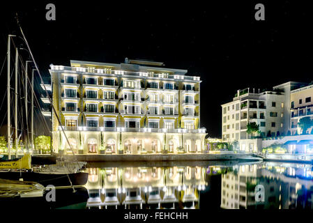 Hotel Regency in Marina Porto Montenegro di Tivat, Montenegro di notte Foto Stock