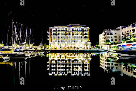 Hotel Regency in Marina Porto Montenegro di Tivat, Montenegro di notte Foto Stock