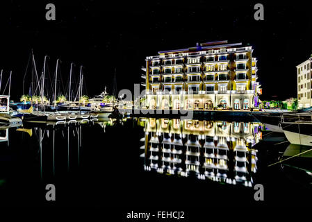 Hotel Regency in Marina Porto Montenegro di Tivat, Montenegro di notte Foto Stock