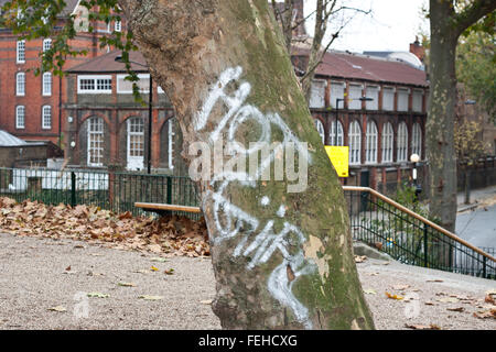 " Hot Girl' spray-dipinta su albero in Shoreditch, a est di Londra. Foto Stock