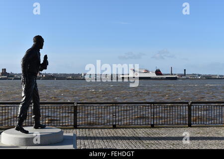 Isle of Man Steam Packet company traghetto provenienti al dock a Birkenhead sul lato opposto del fiume Mersey da Liverpool. Foto Stock