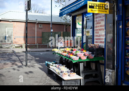 Vista di frutta e verdura sul display angolo esterno shop in Leyton, a est di Londra. Foto Stock