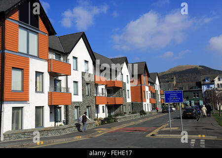 Il popolo lungo la strada principale della città a Keswick, Parco Nazionale del Distretto dei Laghi, Cumbria County, England, Regno Unito Foto Stock