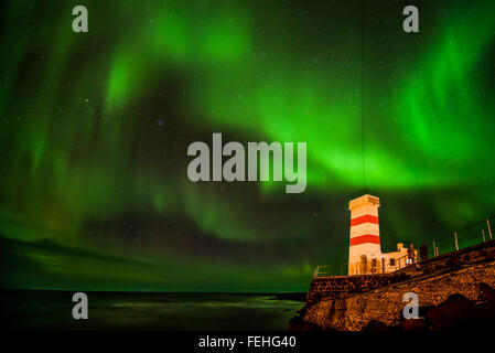 Aurora Boreale in un cielo invernale su un faro in Islanda Foto Stock