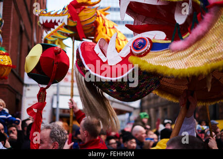 Capodanno cinese in Manchester. Teste di draghi sulla parte anteriore della sfilata. Foto Stock