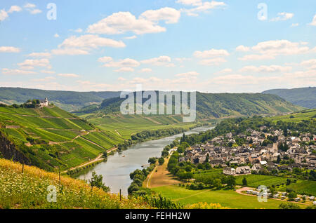 Vista sul fiume Moselle e Castello di Marienburg vicino villaggio Puenderich - Mosel Wine regione in Germania Foto Stock