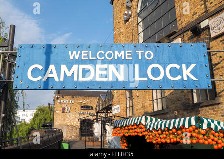 Blue banner di benvenuto all'entrata di Camden Lock market a Londra, con frutta in stallo. Foto Stock