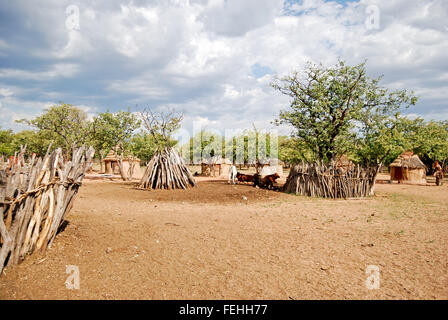 Villaggio Himba con le tradizionali capanne vicino Parco Nazionale Etosha in Namibia, Africa Foto Stock