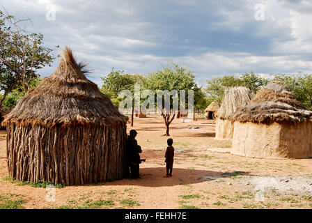 Villaggio Himba con le tradizionali capanne vicino Parco Nazionale Etosha in Namibia, Africa Foto Stock