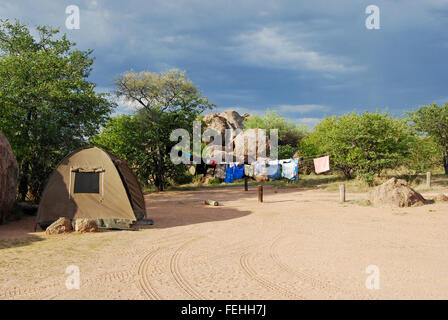 Camping avventura presso il Parco Nazionale di Etosha, Namibia Africa Foto Stock