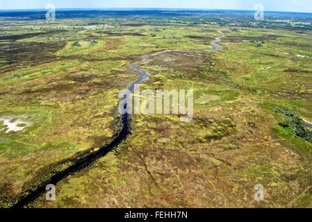 Volo sopra l'Okavango Delta: Vista aerea in un fiume, Botswana Africa Foto Stock