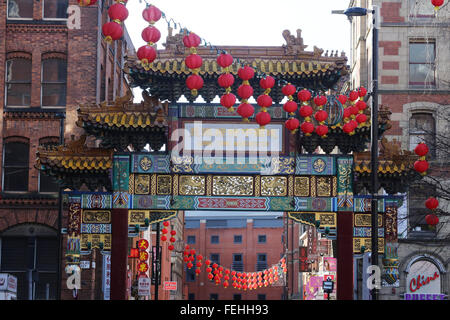 Manchester, Regno Unito il 7 di febbraio 2016 gate cinese in Chinatown decorate con lanterne per il Capodanno cinese Credito: Barbara Cook/Alamy Live News Foto Stock