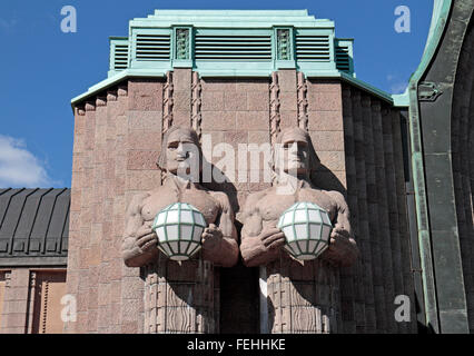 Due statue accanto all'ingresso principale a Helsinki la stazione ferroviaria centrale, Helsinki, Finlandia. Foto Stock