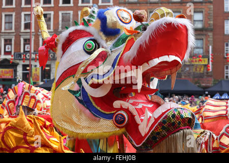 Manchester, Regno Unito il 7 di febbraio 2016 un drago si muove attraverso la folla a Capodanno cinese Credito: Barbara Cook/Alamy Live News Foto Stock