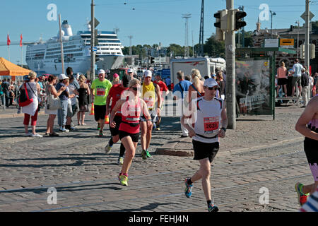 Guide di scorrimento in Helsinki City Marathon in agosto 2015 a Helsinki in Finlandia. Foto Stock