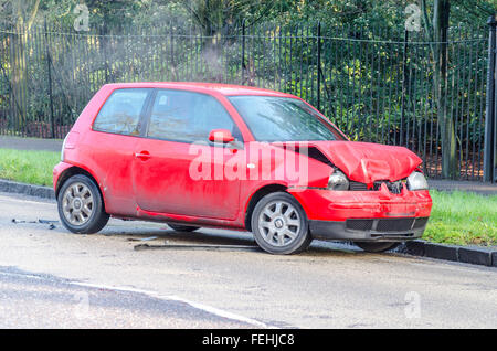 Crash Auto incidente auto danneggiata dopo una collisione Foto Stock