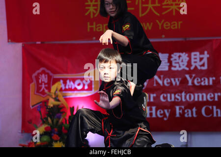 Manchester, Regno Unito il 7 di febbraio 2016 un display di arti marziali in Chinatown Credito: Barbara Cook/Alamy Live News Foto Stock