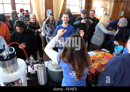 La Staten Island, NY, STATI UNITI D'AMERICA. 30 gen, 2016. Mastro birraio e proprietario della lineup Brewing Katarina Martinez, centro fondo riversa i campioni delle sue birre agli ospiti a 'Brew per autismo'. Homebrewers, professional craft brewers e ristoratori riuniti durante il 'Brew per autismo' nel supporto per la raccolta di fondi di autismo parla e di sensibilizzazione sull'autismo in aderenza del Porto Grande Hall di Staten Island, New York. © Krista Kennell/ZUMA filo/Alamy Live News Foto Stock