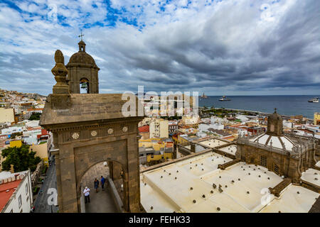 Vista panoramica di Las Palmas de Gran Canaria in un giorno nuvoloso, vista dalla Cattedrale di Santa Ana Foto Stock