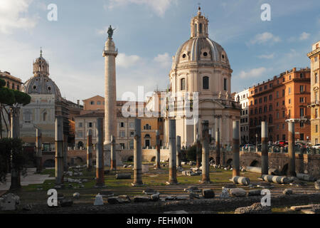 Traiano' Forum e la colonna e la Chiesa del Santissimo Nome di Maria al Foro Traiano e Santa Maria di Loreto in Roma, Italia Foto Stock
