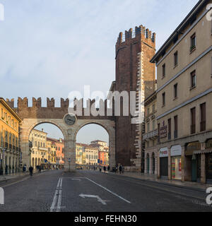 La medievale Porta Nuova, porta al centro storico di Verona. Foto Stock