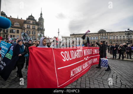 Dresden, Germania, il 6 febbraio, 2016. Varie fazioni del movimento antifascista rally a Dresda è la piazza del teatro sotto la bandiera della "solidarietà invece di esclusione". La dimostrazione è contro l'Europa-wide Pegida-rally "Fortezza Europa". Credito: Leon Breiter/Alamy Live News Foto Stock