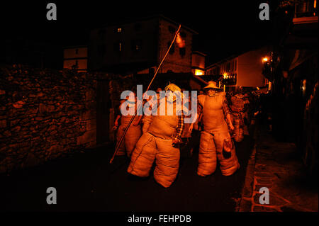 Lesaka, Spagna. 07 feb 2016. Zaku zaharrak sfilano per le strade di Lesaka-Navarra, dove i partecipanti rivestita in loro sacchi fatti di paglia e incollare il pubblico con le loro "pizontziak' ( fatta di mucca vesciche) . © Mikel Cia Da Riva/Pacific Press/Alamy Live News Foto Stock