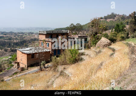 Bhaktapur, Nepal. Casa rurale. Changu Narayan tempio sulla collina di distanza. Foto Stock