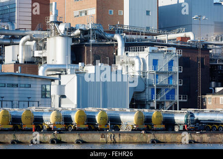 Karlshamn, Svezia - Febbraio 04, 2016: una zona industriale nel porto di Karlshamn. L'area contiene soprattutto per la lavorazione degli alimenti i Foto Stock