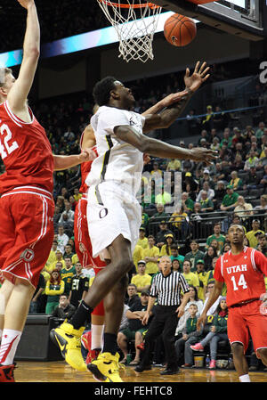 Febbraio 7, 2016: Oregon Ducks avanti Giordania campana (1) fa un layup nel traffico durante il NCAA pallacanestro tra le anatre e le Utah Utes a Matt Knight Arena, Eugene, o Foto Stock