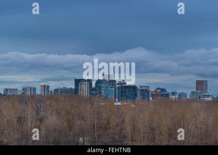 Portland Oregon Downtown skyline della città annidato in fondo querce Wildlife Refuge a sera ora blu Foto Stock