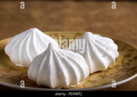 Meringa francese i cookie su piastra Foto Stock