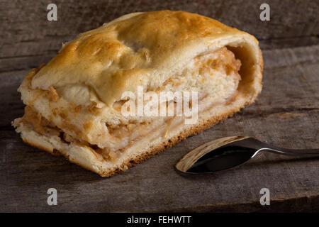 Fetta di strudel di mele sul tavolo Foto Stock