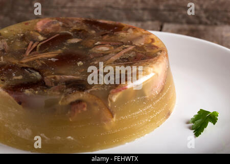 Nella foto si può vedere un tradizionale piatto di rumeno - aspic di carne o "piftie', che di solito è preparato per la vacanza Foto Stock