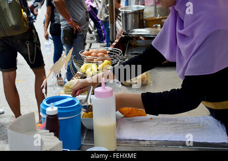 Popolo tailandese la cottura Roti Mataba in vendita viaggiatore a walking street market su agosto 22, 2015 in Samutprakarn, Thailandia Foto Stock