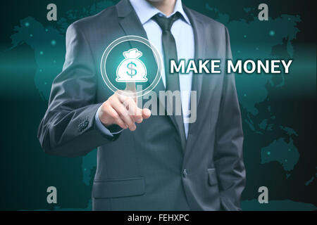 Business, tecnologia internet concetto - imprenditore premendo fare soldi pulsante su schermi virtuali Foto Stock