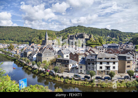 Vista dalla collina più vicina sulla città belga di La Roche-en-Ardenne con il fiume Ourthe, chiesa e le rovine del castello medievale Foto Stock