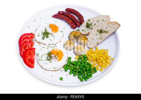 Colazione completa con uova strapazzate, salsicce e verdure in grande piastra bianca, isolato con tracciato di ritaglio Foto Stock