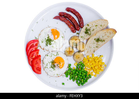 Colazione completa con uova strapazzate, salsicce e verdure in grande piastra bianca, vista dall'alto Foto Stock